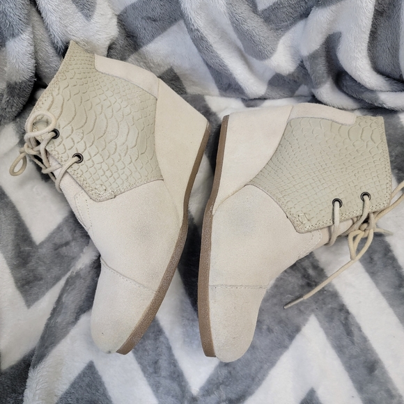 TOMS Cream Desert Suede Wedge Booties with Croc Design Size 9 - Picture 3 of 6